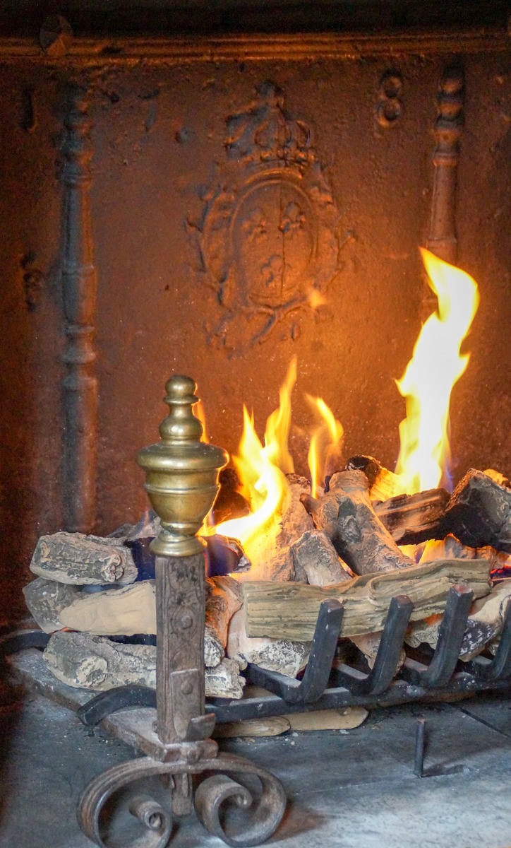 Fireplace and fireback in use