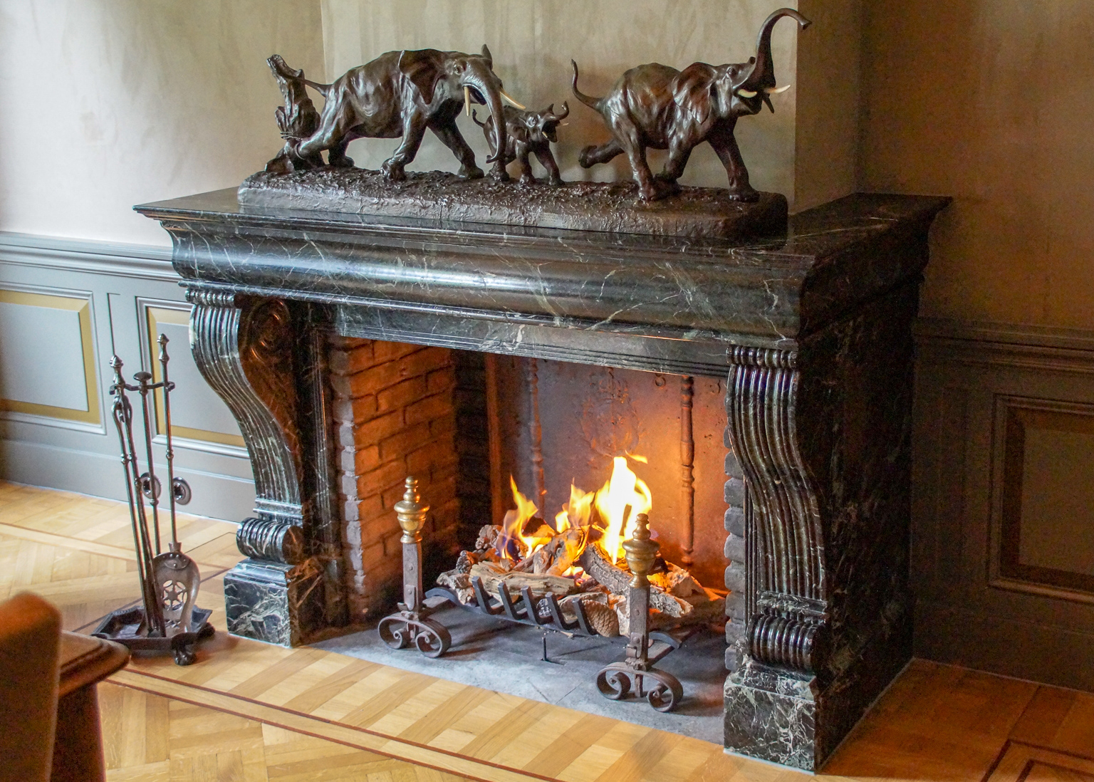 Fireback in fireplace with rectangular floor