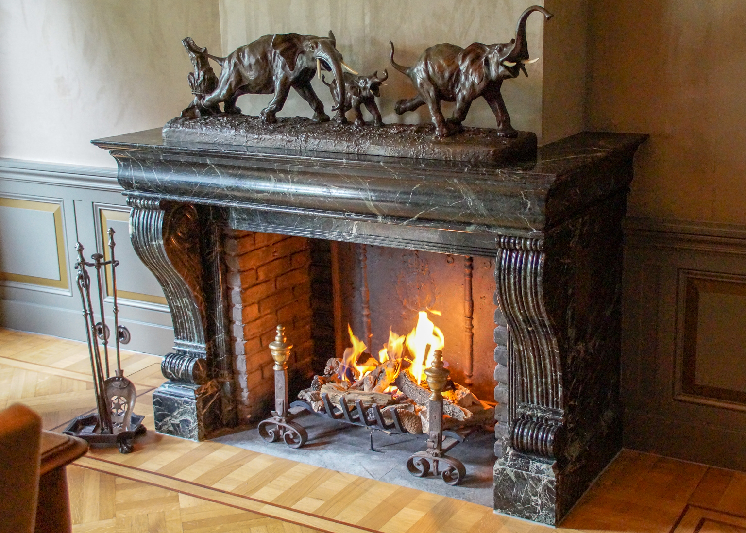 Fireplace with same style fireplace accessories