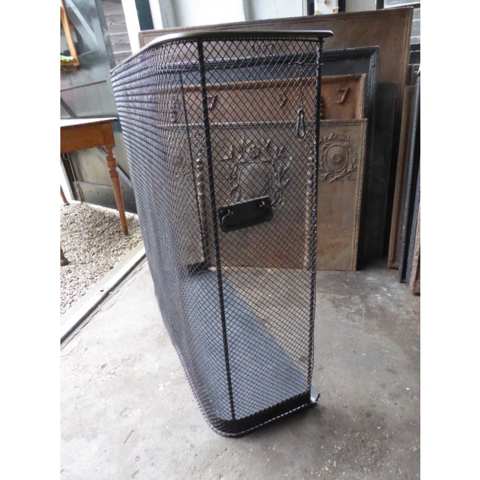 Large Victorian Fire Guard made of Polished brass, Iron mesh, Iron 