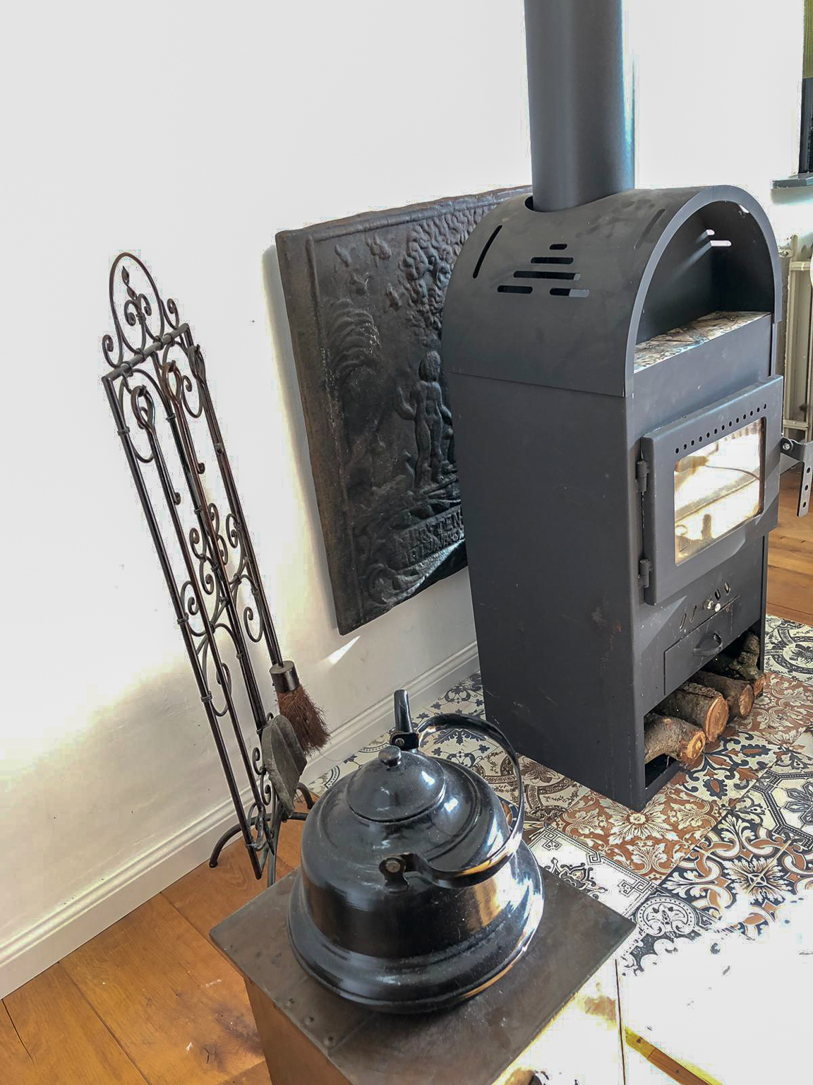 Fireback heat shield behind modern wood stove
