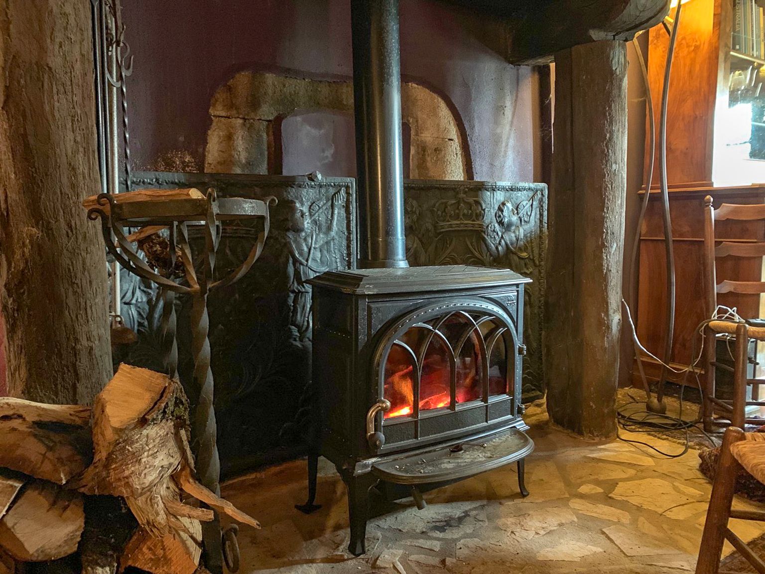 Two firebacks as heat shield behind a burning stove