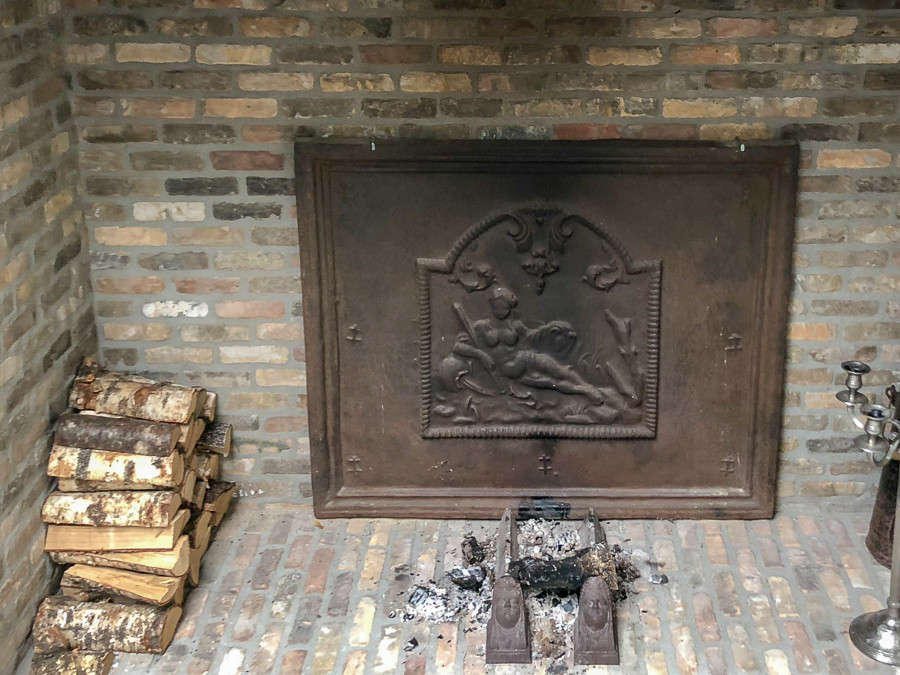 Fireback in fireplace in Den Bosch sourced by https://www.firebacks.net