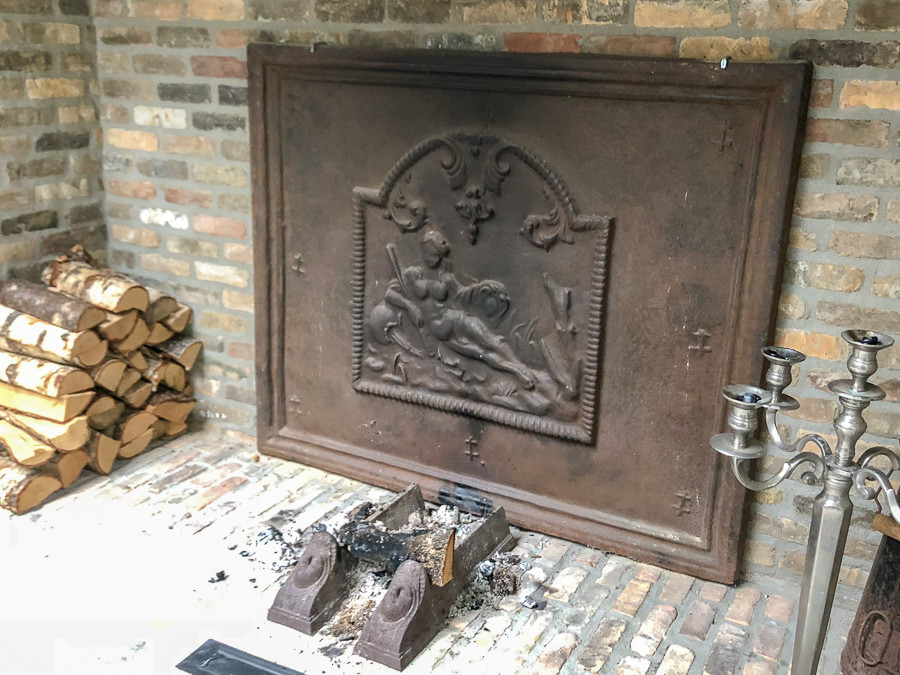 Fireback in fireplace in Den Bosch sourced by https://www.firebacks.net