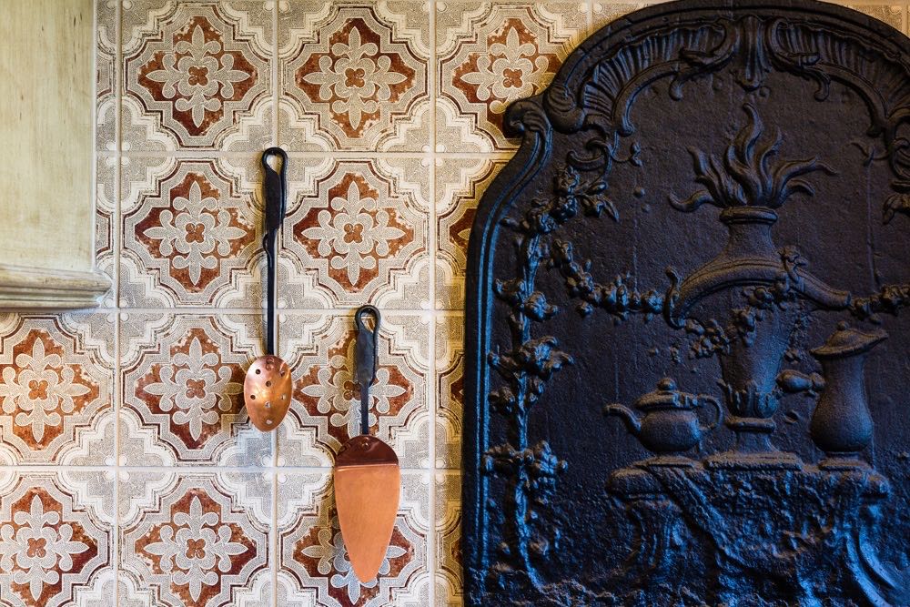 Fireback backsplash in La Canada, California sourced by https://www.firebacks.net