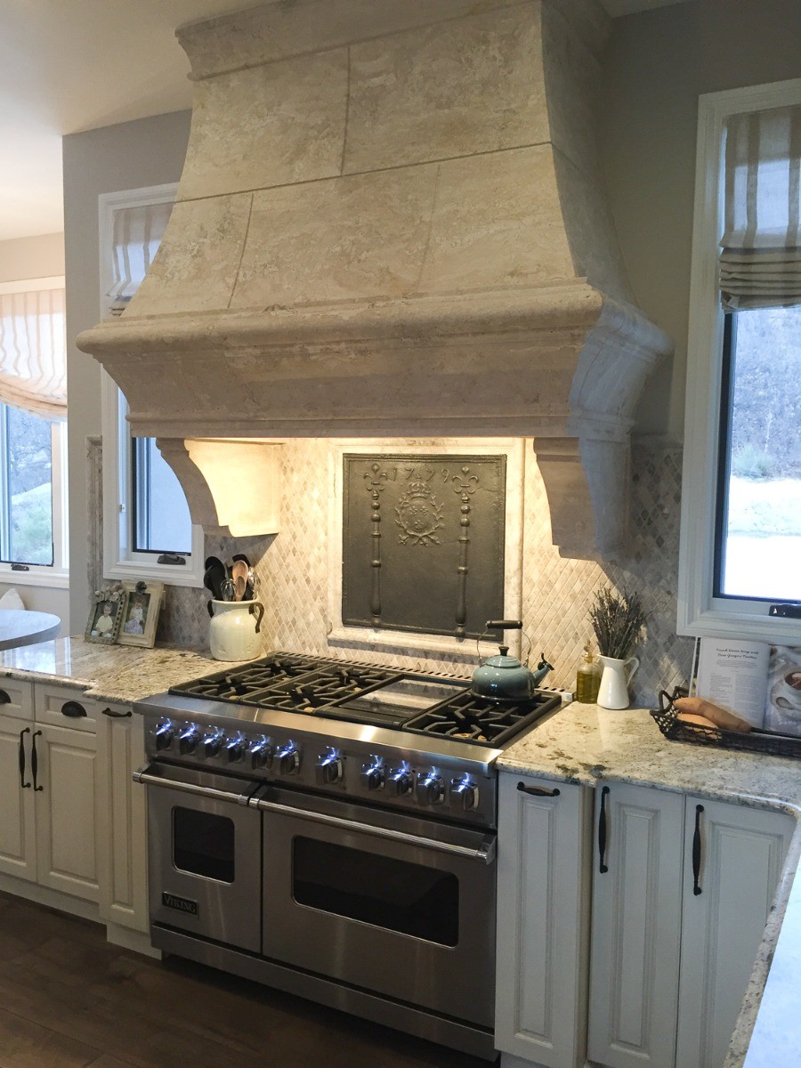 Fireback backsplash in Castle Rock by https://www.firebacks.net