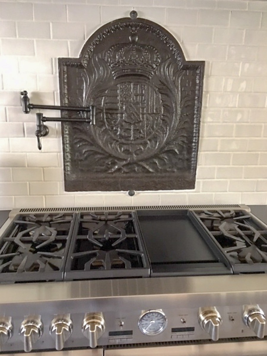 Fireback backsplash in Conroe, Texas by https://www.firebacks.net