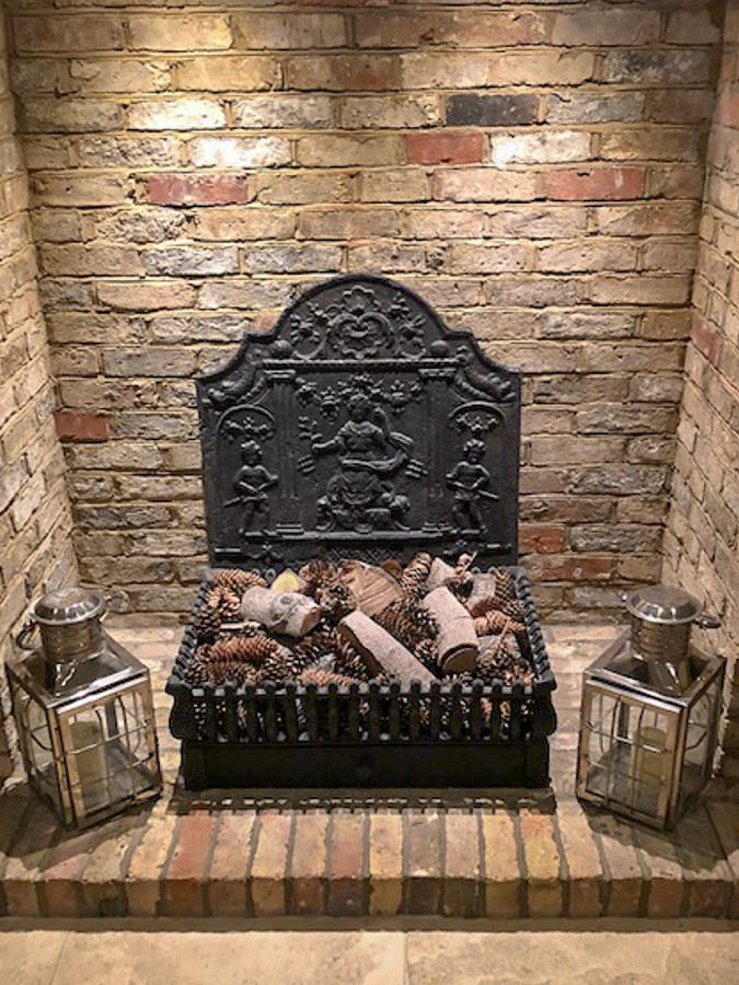 Decorative fireback in Hertford, Hertfordshire, sourced from https://www.firebacks.net