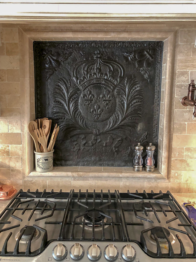 Fireback as backsplash in Lake Charles, Louisiana by https://www.firebacks.net