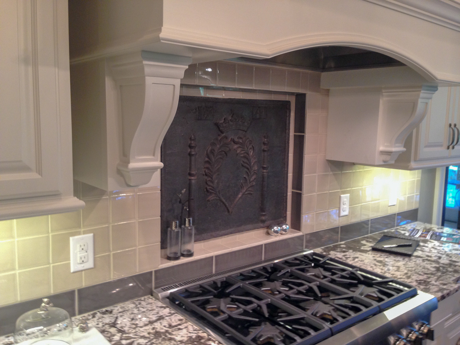 Fireback backsplash in Wayzata by https://www.firebacks.net 