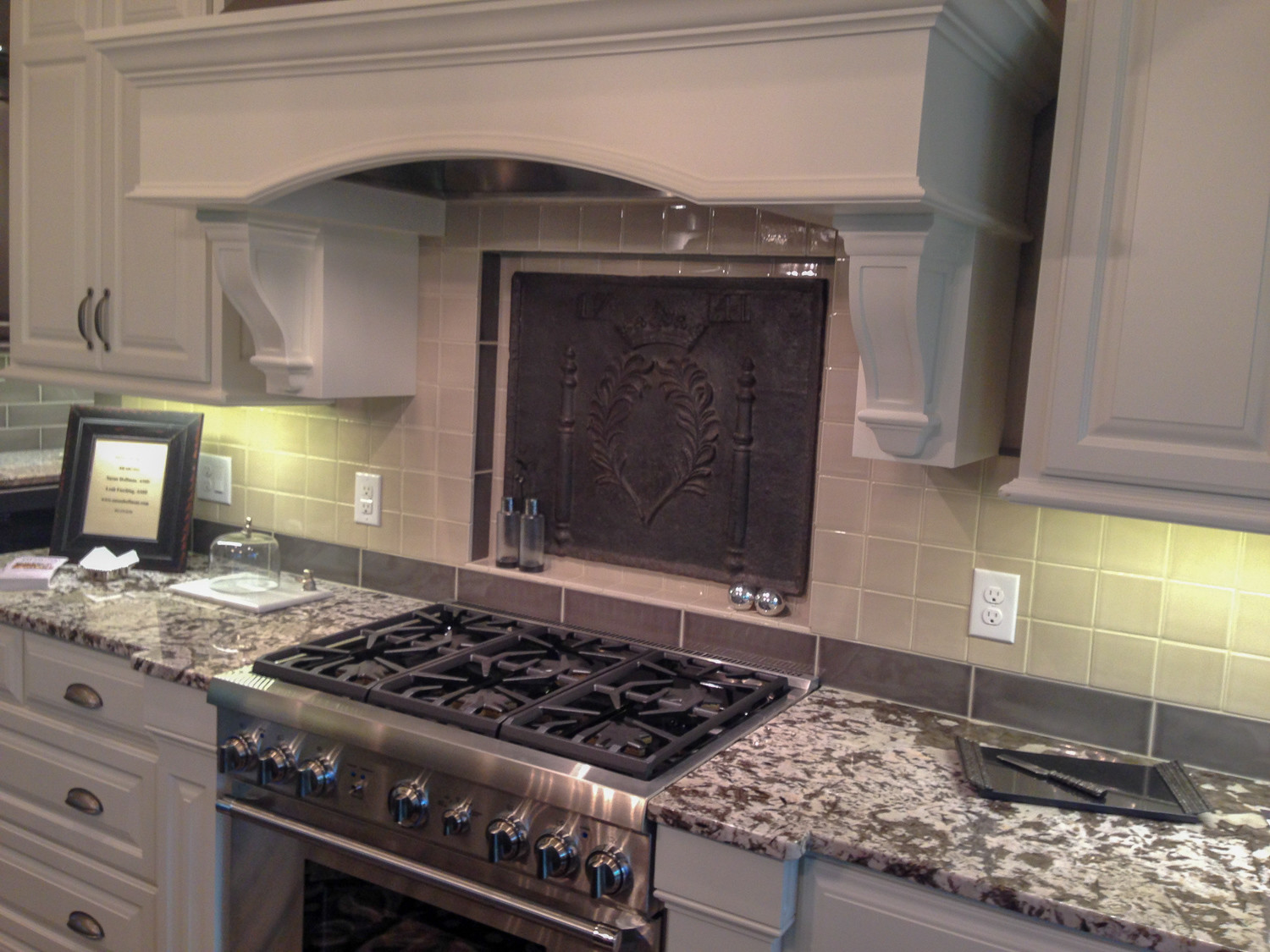 Fireback backsplash in Wayzata by https://www.firebacks.net