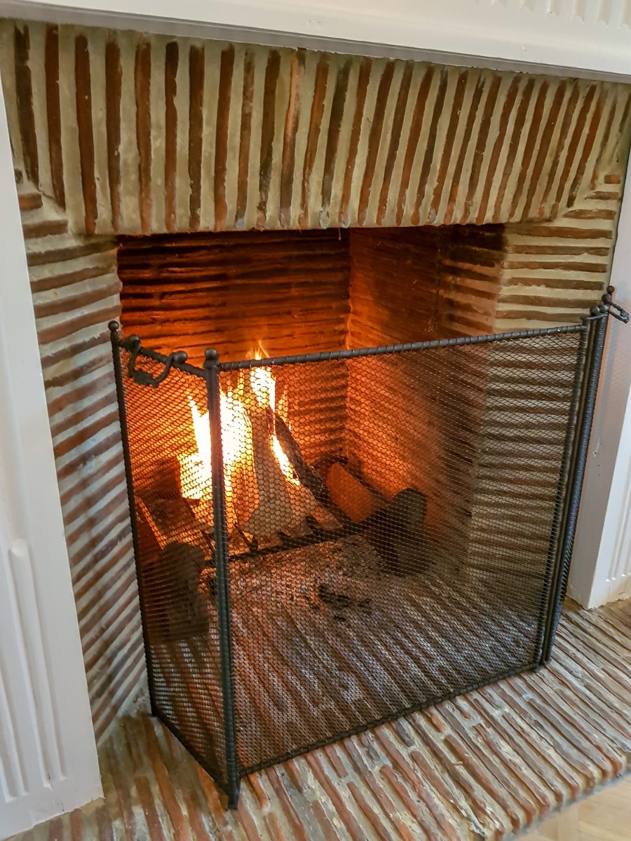 How big should a fireplace screen be?