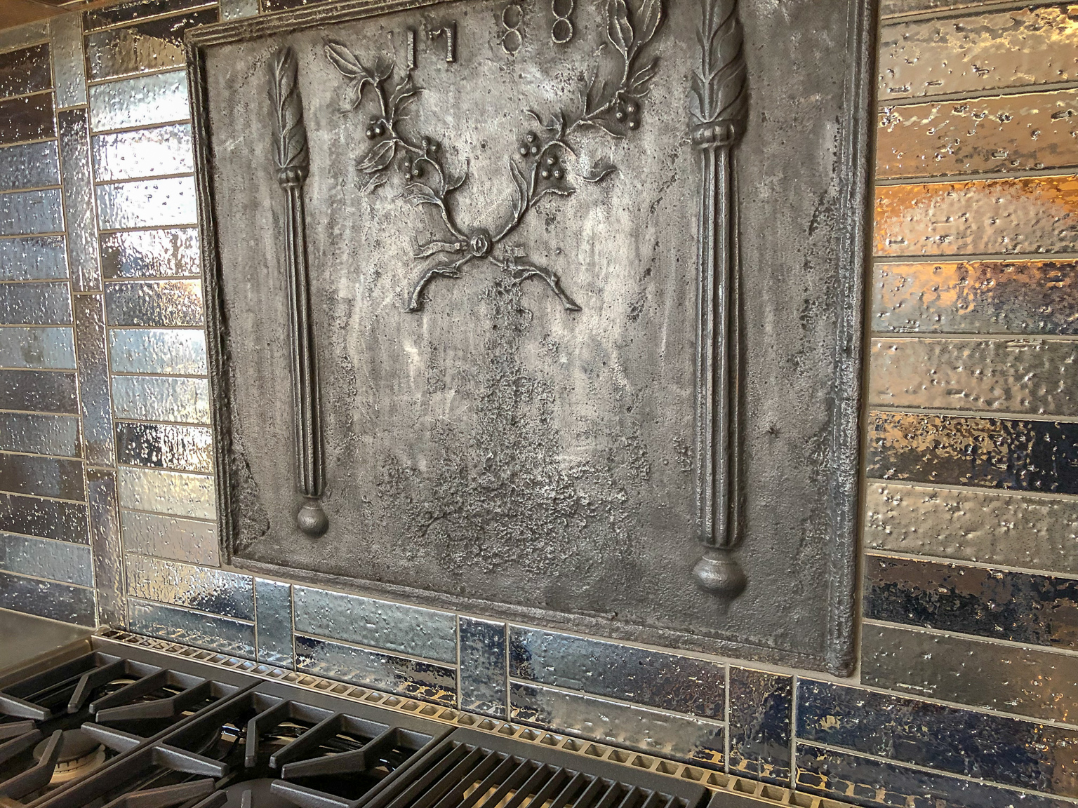 Fireback as backsplash in Boston, USA, sourced by https://www.firebacks.net