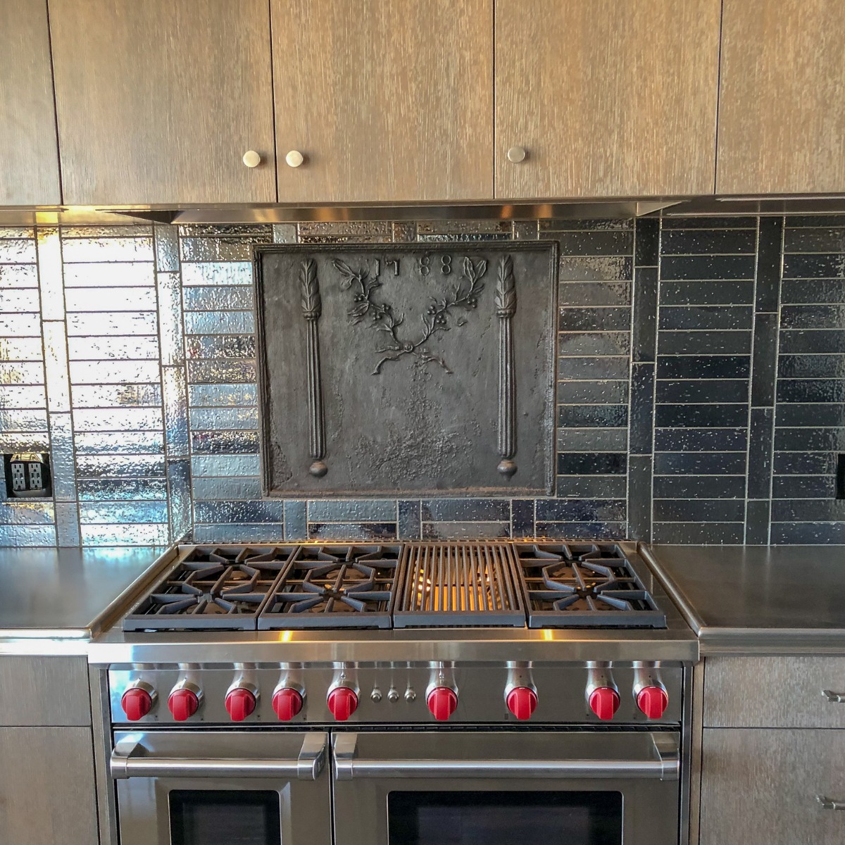 Fireback as backsplash in Boston, USA, sourced by https://www.firebacks.net