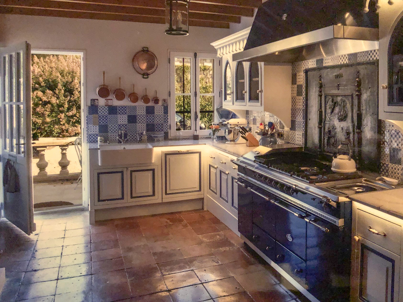 Fireback as backsplash in Gironde, France, sourced by https://www.firebacks.net