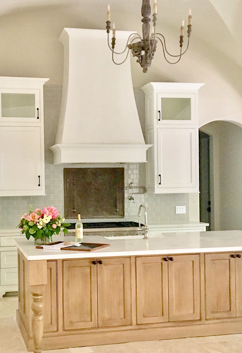 Fireback as backsplash in Hockley, Texas, sourced by https://www.firebacks.net