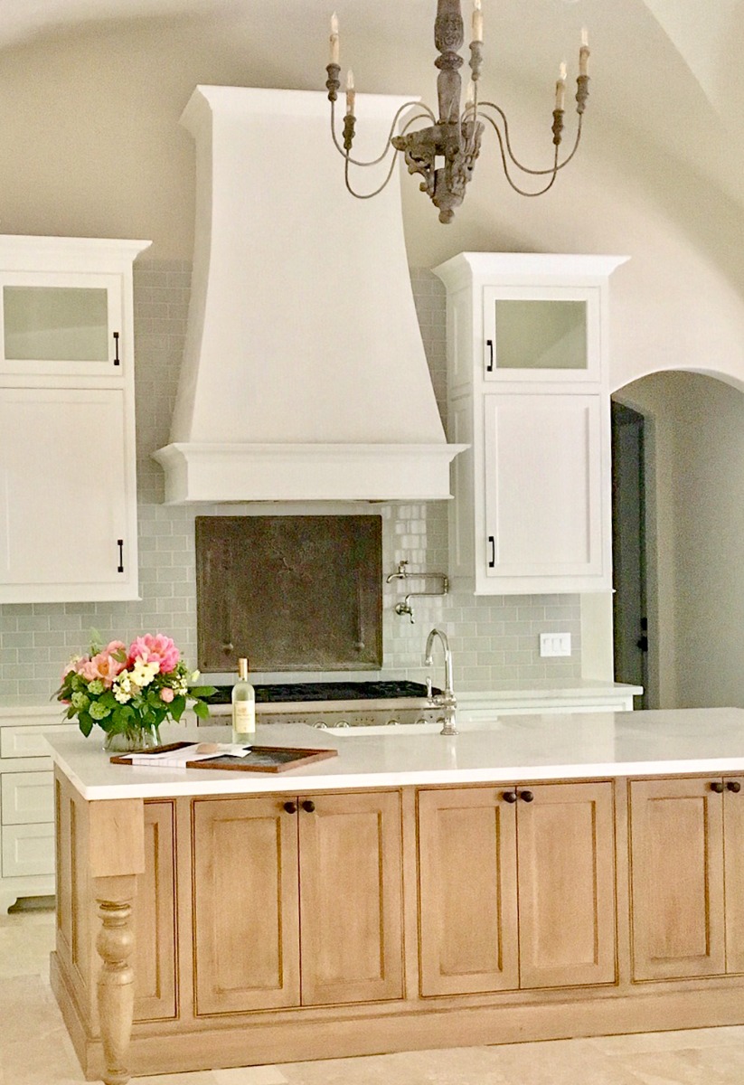 Fireback as backsplash in  Hockley, Texas, sourced by https://www.firebacks.net