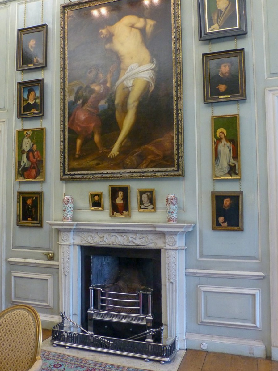 Unused fireplace decorated with a fire grate