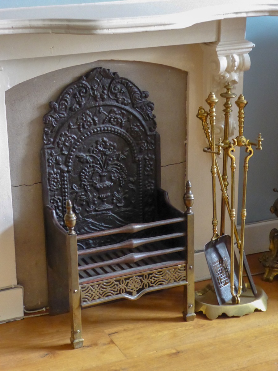 Unused fireplace decorated with a fire grate