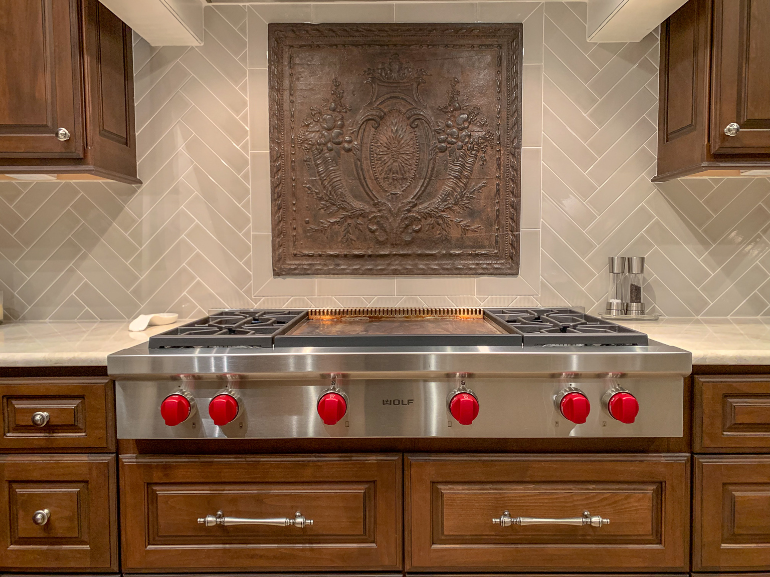 Fireback as backsplash in Sugar Land, Texas, sourced by https://www.firebacks.net