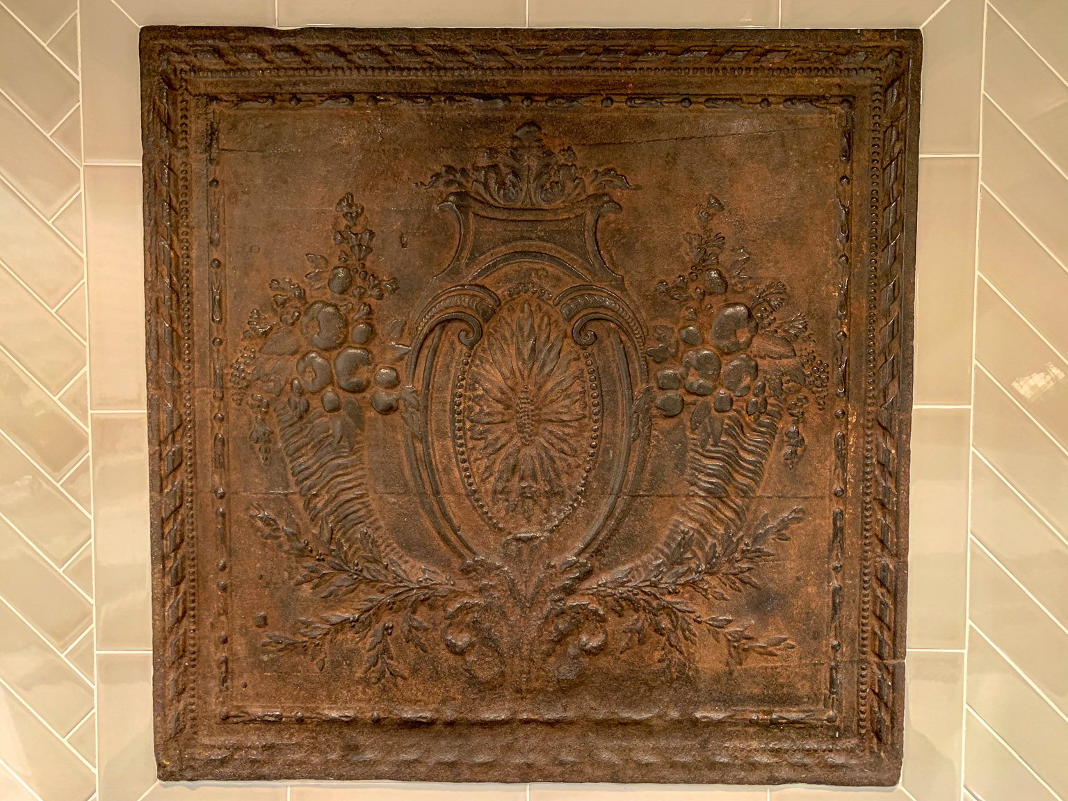 Fireback as backsplash in Sugar Land, Texas, sourced by https://www.firebacks.net