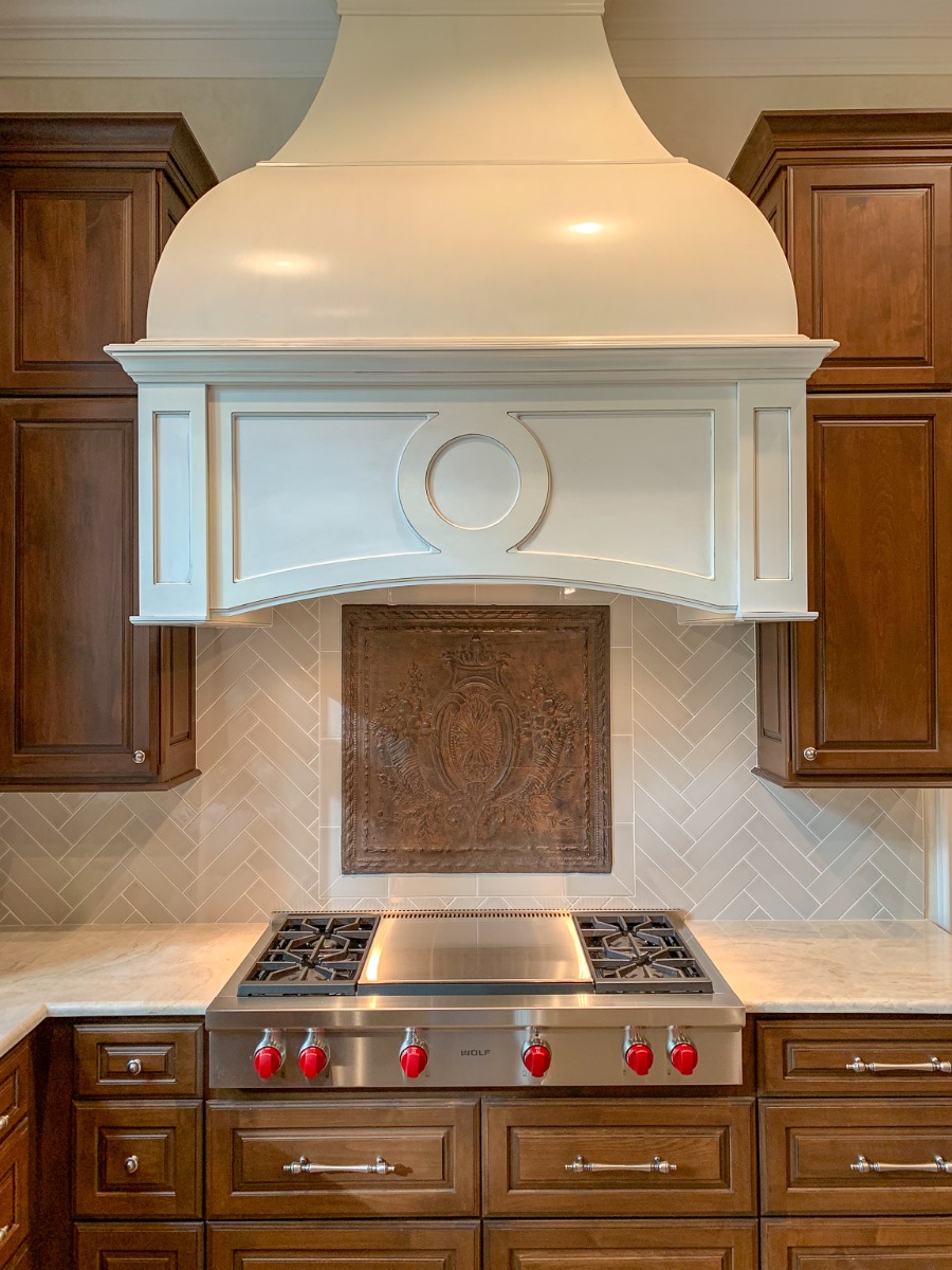 Fireback as backsplash in Sugar Land, Texas, sourced by https://www.firebacks.net