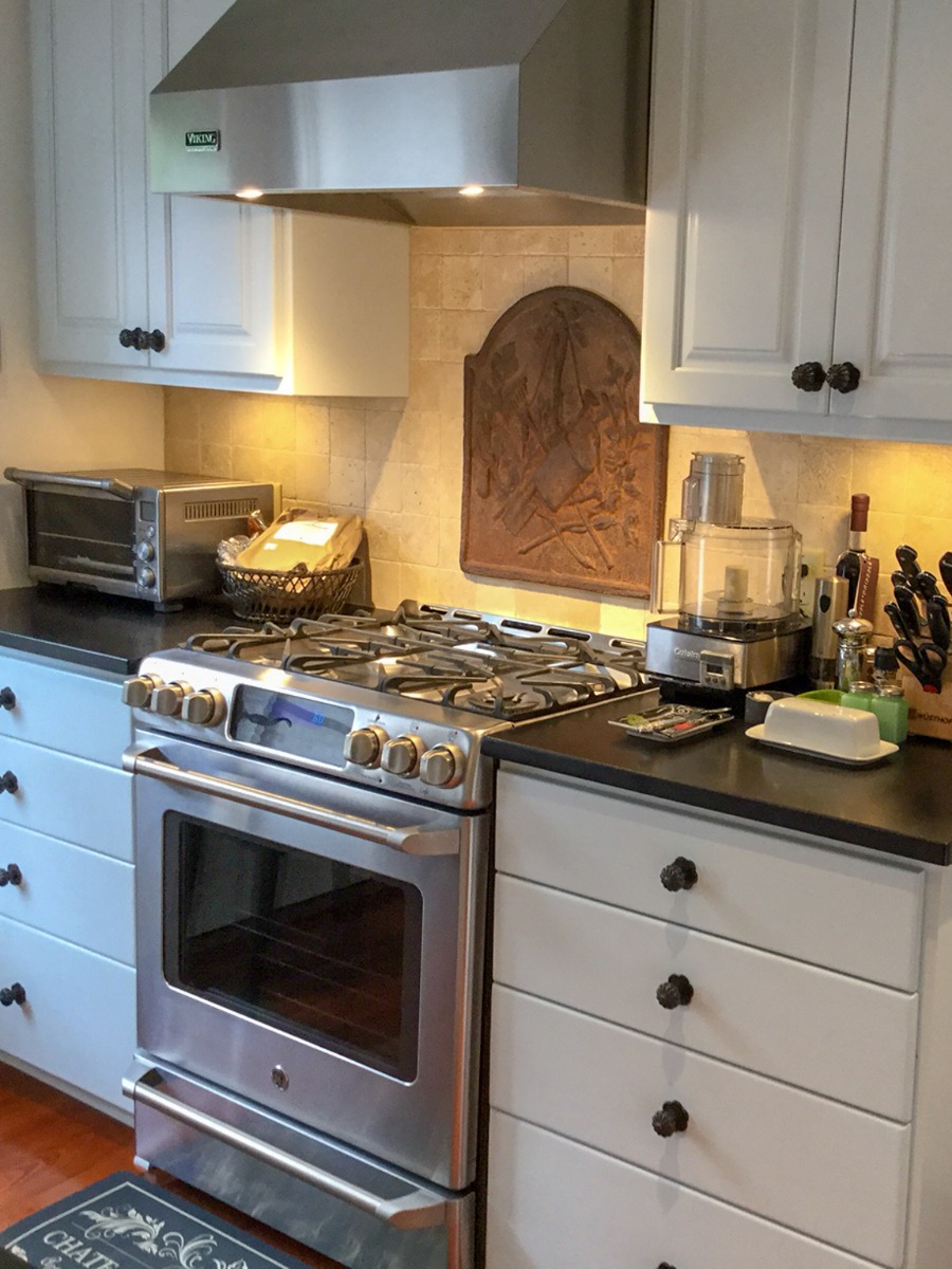 Fireback backsplash in Cleveland, Ohio sourced from https://www.firebacks.net