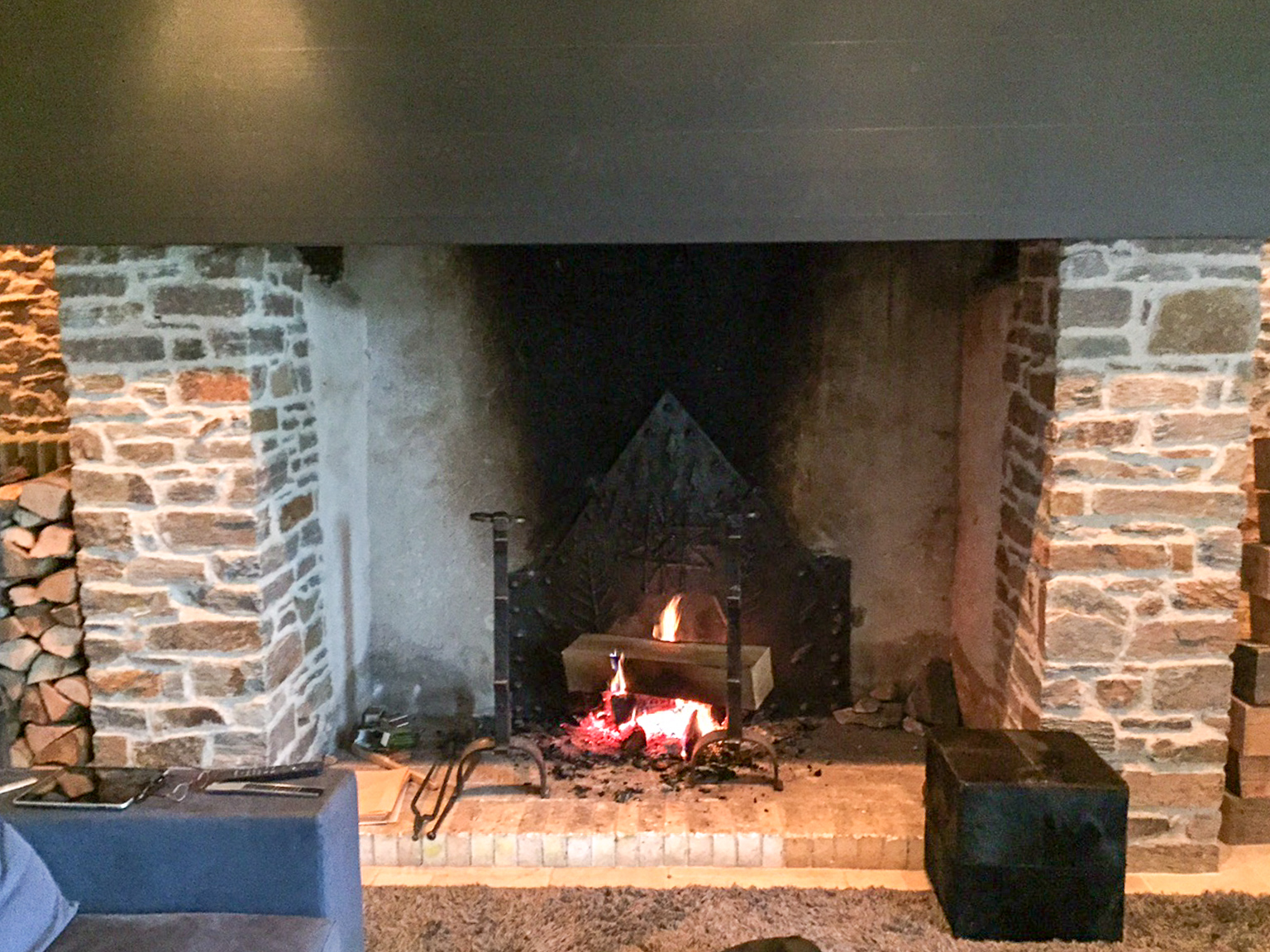 Fireplace fireback and andirons in Corrèze, France from https://www.firebacks.net