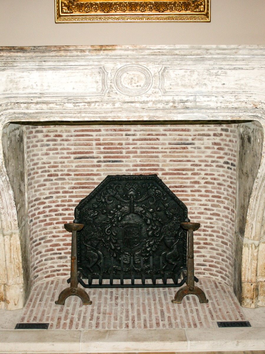 Fireplace Fireback in Brussels, Belgium, sourced by https://www.firebacks.net