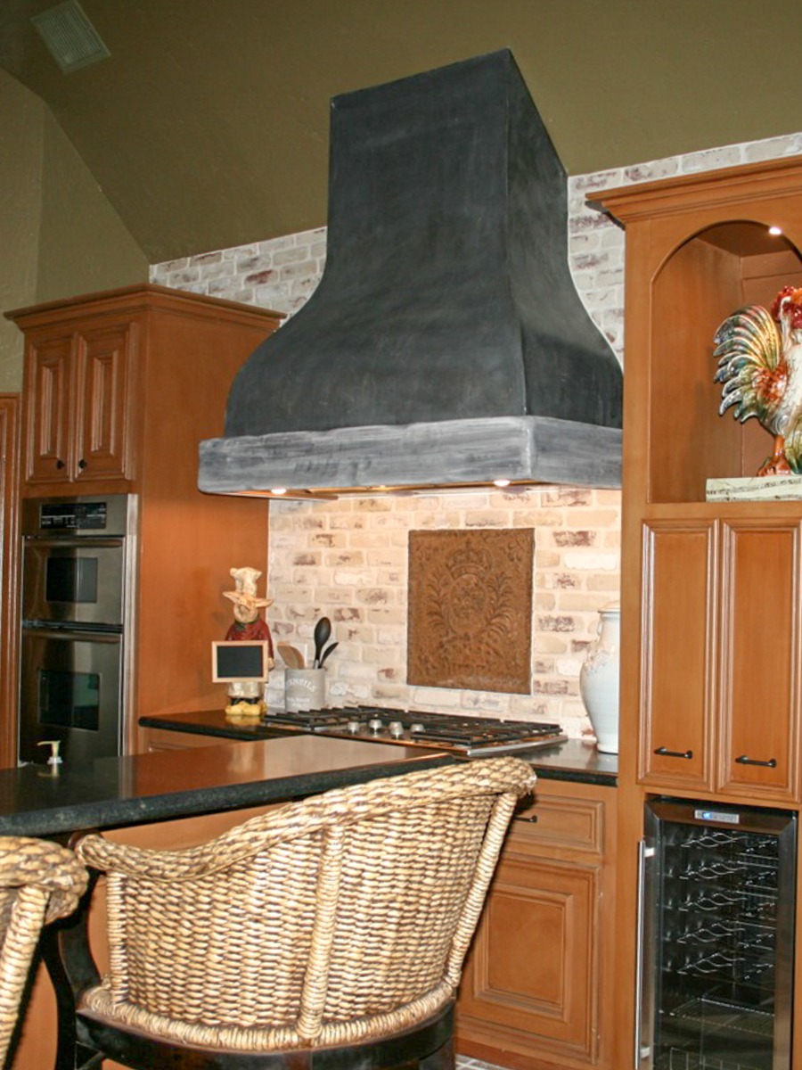 Fireback backsplash in Montgomery, Texas sourced from https://www.firebacks.net