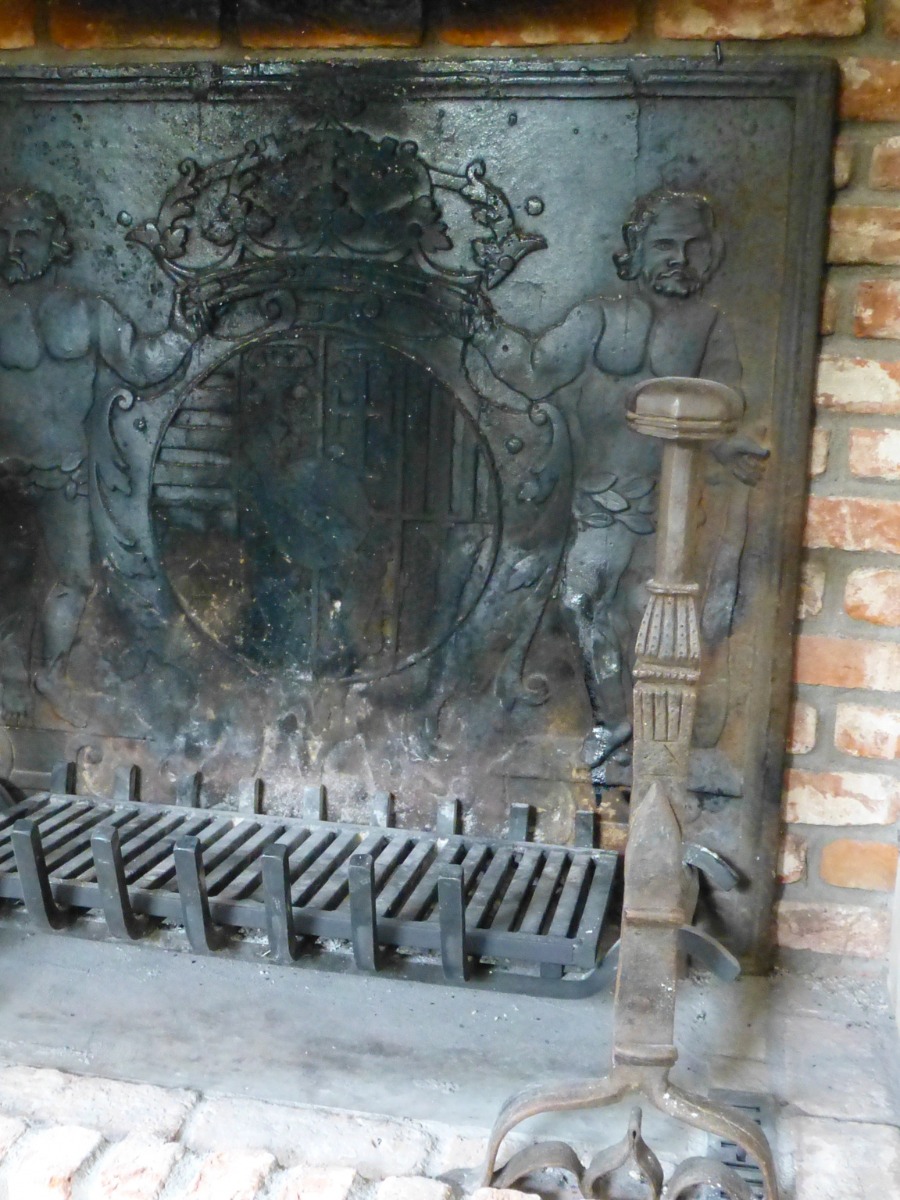 Fireplace fireback in Zeist, Netherlands sourced from https://www.firebacks.net