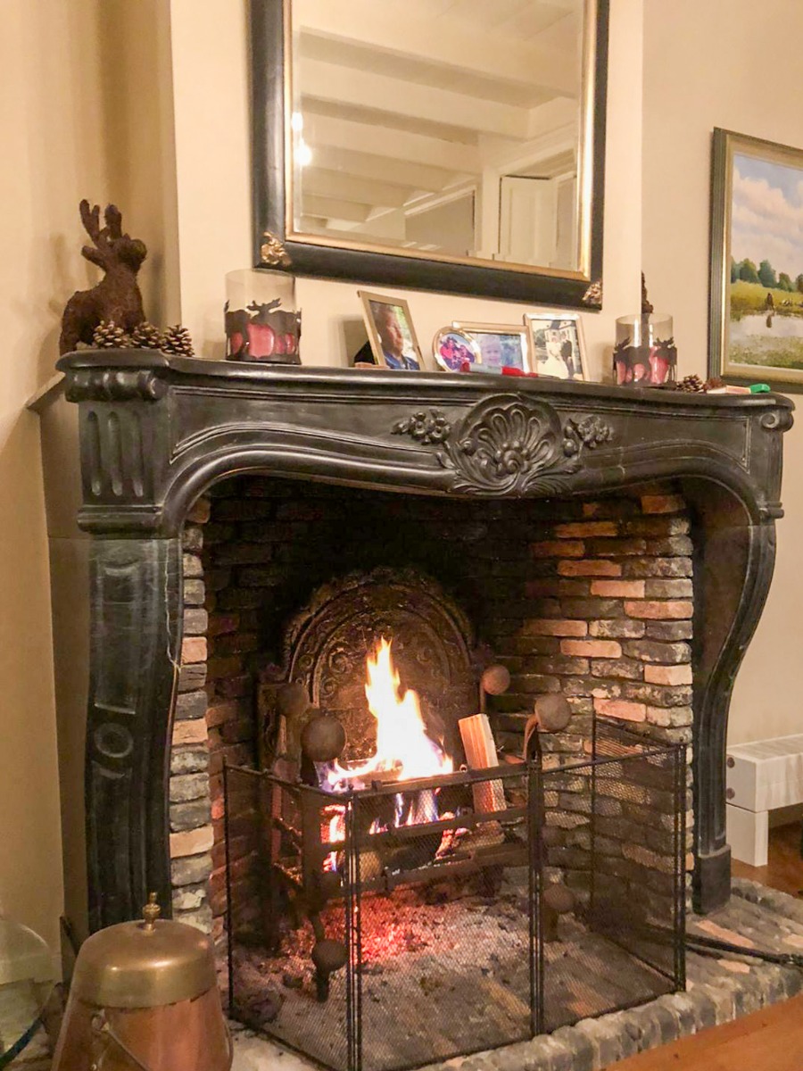 New, handmade French 4-panel fireplace screen (50 cm high) in antique fireplace with antique fireback and antique fireplace grate