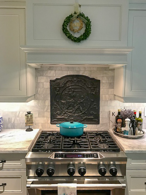 Fireback wall-mounted as backsplash with mounting brackets