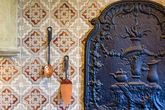 Fireback wall-mounted as kitchen backsplash