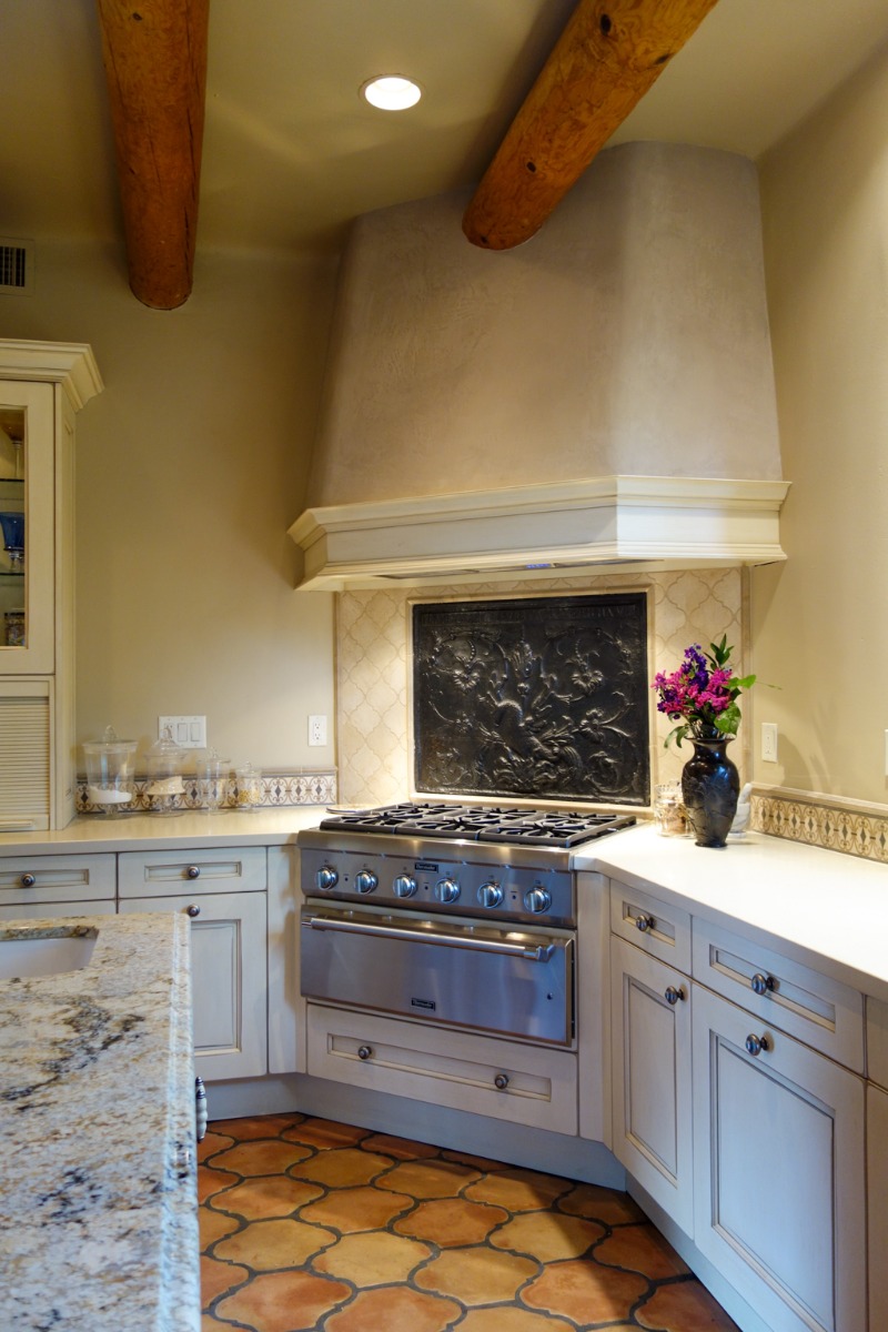 Fireback backsplash in Carefree, Arizona sourced from https://www.firebacks.net