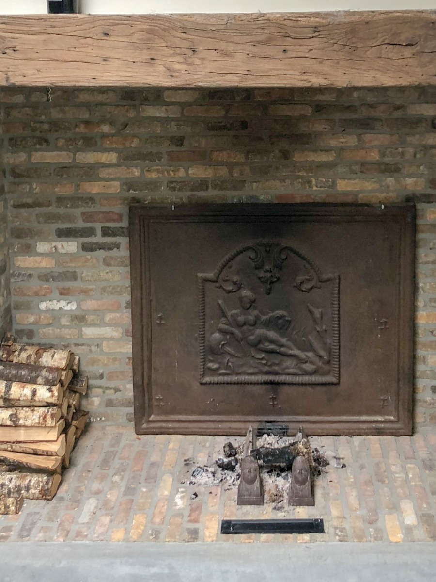 Fireback in fireplace in Den Bosch sourced by https://www.firebacks.net